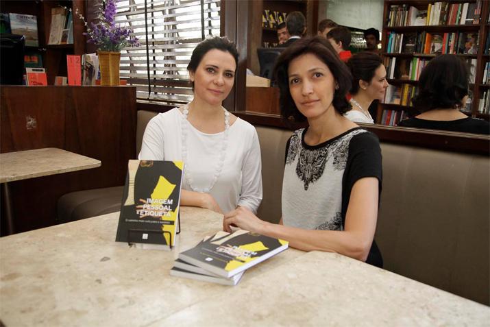 Cristina (esq.) e Agni são as autoras do livro 'Imagem pessoal e etiqueta: o caminho mais curto para o sucesso'